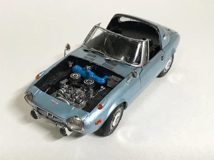 アクリル筆塗りカーモデルチャレンジ。2作目。1/24 フジミ トヨタS800。水性ホビーカラーの8番に色ノ源シアンを少し足して調色。そのままガシガシ筆塗り。4回位研いでプレミアムコートの光沢吹いてまた研いで。やっぱりメタリックだと筆塗りは厳しいかな・・・。 
