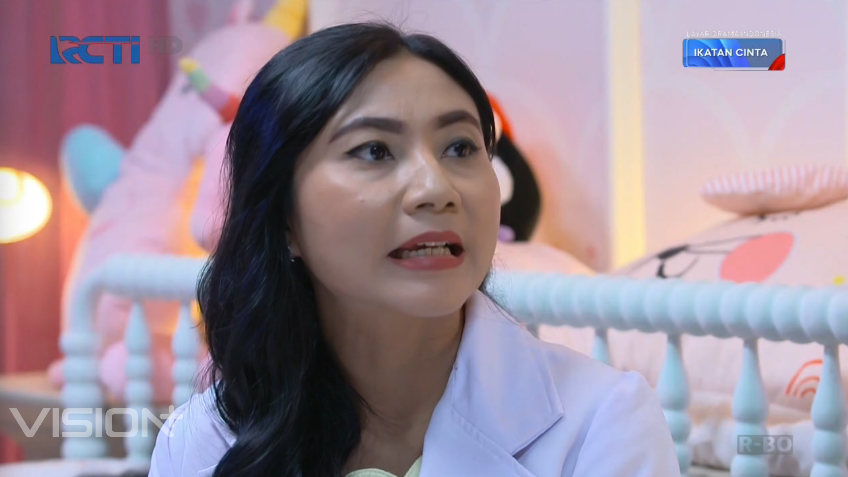 ceritalily_'s tweet image. dokter tidak menemukan adanya infeksi bakteri atau virus.
dugaan dokter:  psikis.
mirna: mungkin ada hub dgn kejadian di sekolah tp reyna uda pesan ga ngomong2.

... dokter panggilan beda sekarang ...
#IkatanCintaEp1002