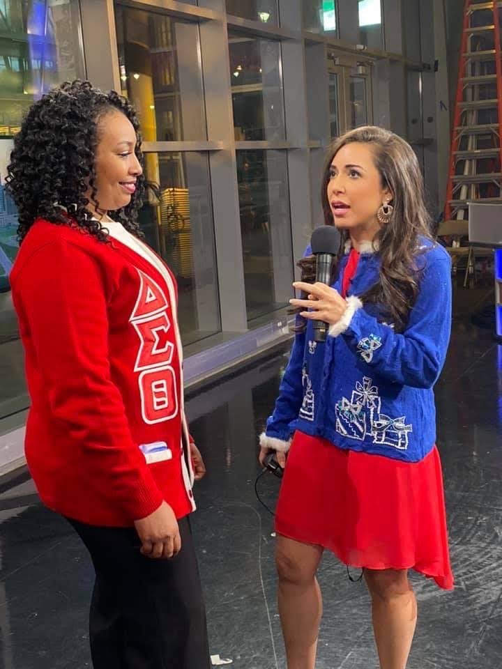 conda_ross's tweet photo. my first time meeting Sonia @SoniaAzadTV in person #iamup @WFAADaybreak https://t.co/IwDkNZ0Gkh