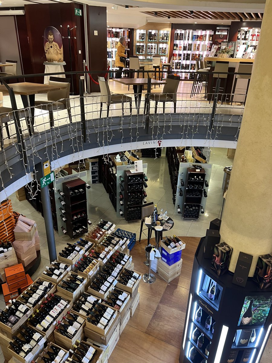 valencisorioja's tweet photo. Hoy pasamos el día en #Lavinia en Ortega y Gasset de #Madrid. Entre grandes marcas -fuera y dentro- hoy los ValencisoS brillan!! #winelover #acertar #regalar #vino https://t.co/KR3QzS3hCG