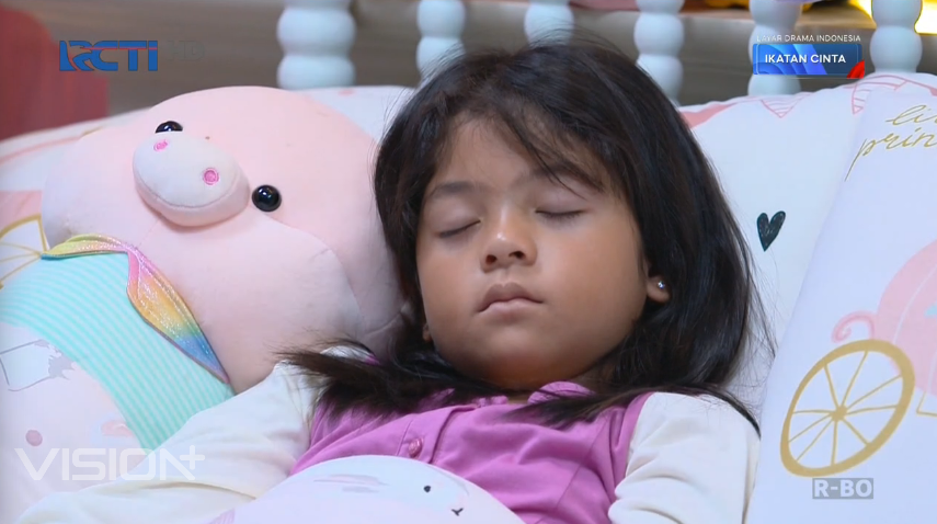 ceritalily_'s tweet image. dokter tidak menemukan adanya infeksi bakteri atau virus.
dugaan dokter:  psikis.
mirna: mungkin ada hub dgn kejadian di sekolah tp reyna uda pesan ga ngomong2.

... dokter panggilan beda sekarang ...
#IkatanCintaEp1002