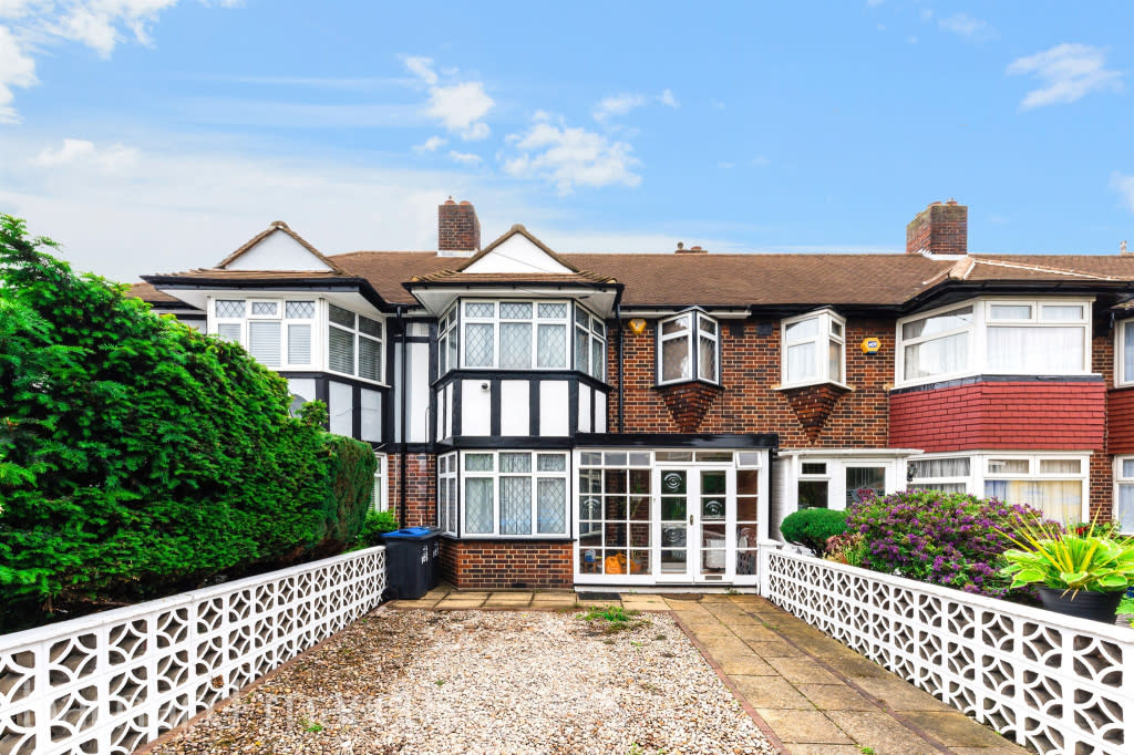 3 bedroom terraced house. barnardmarcus.co.uk/properties/156…