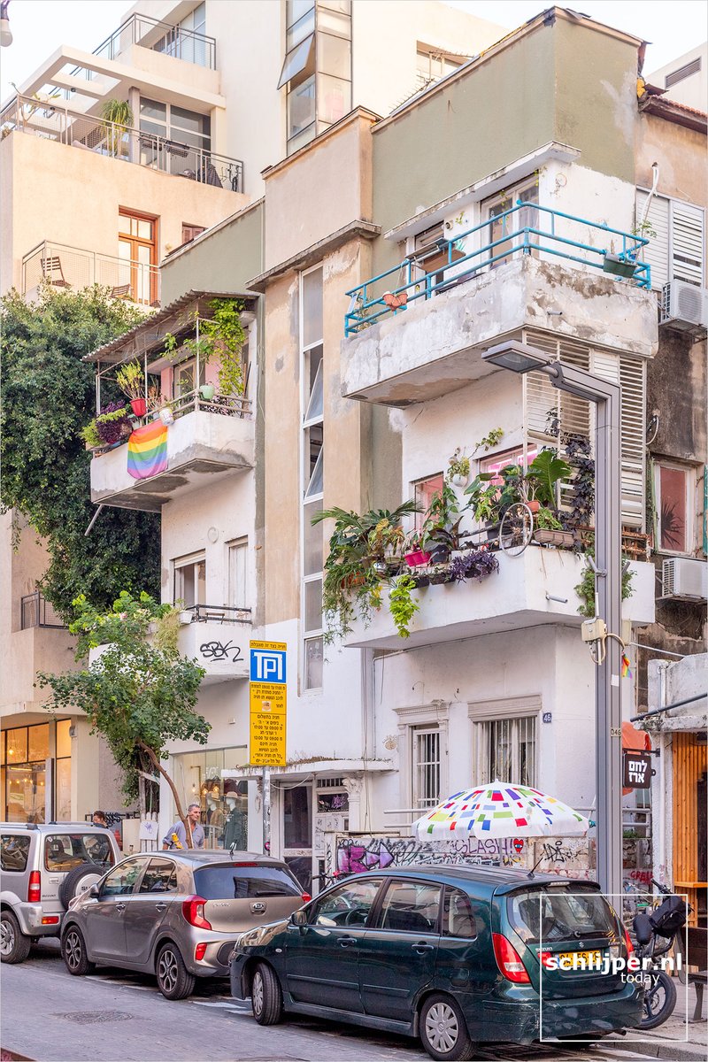 Twenty years ago almost all of Sheinkin street buildings looked like this. Now almost all buildings are renovated, got a bunch of extra stories and is this building the rare one.

28 12 2022 16:06 #TelAviv #BauhausTLV #Bauhaus #InternationalStyle #architecture #architectureTLV