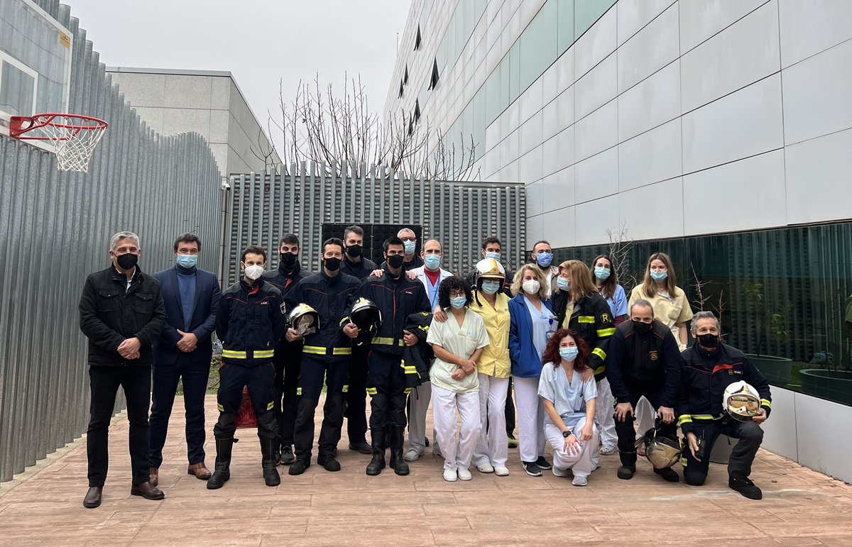 112cmadrid's tweet photo. 🔹 El director general de #Emergencias, Pedro Ruiz, ha acompañado a los #BomberosCM del #Parque42 (Collado Villalba) y del #Parque41 (Las Rozas) en la visita.
#ASEM112 https://t.co/UtceakOsEL