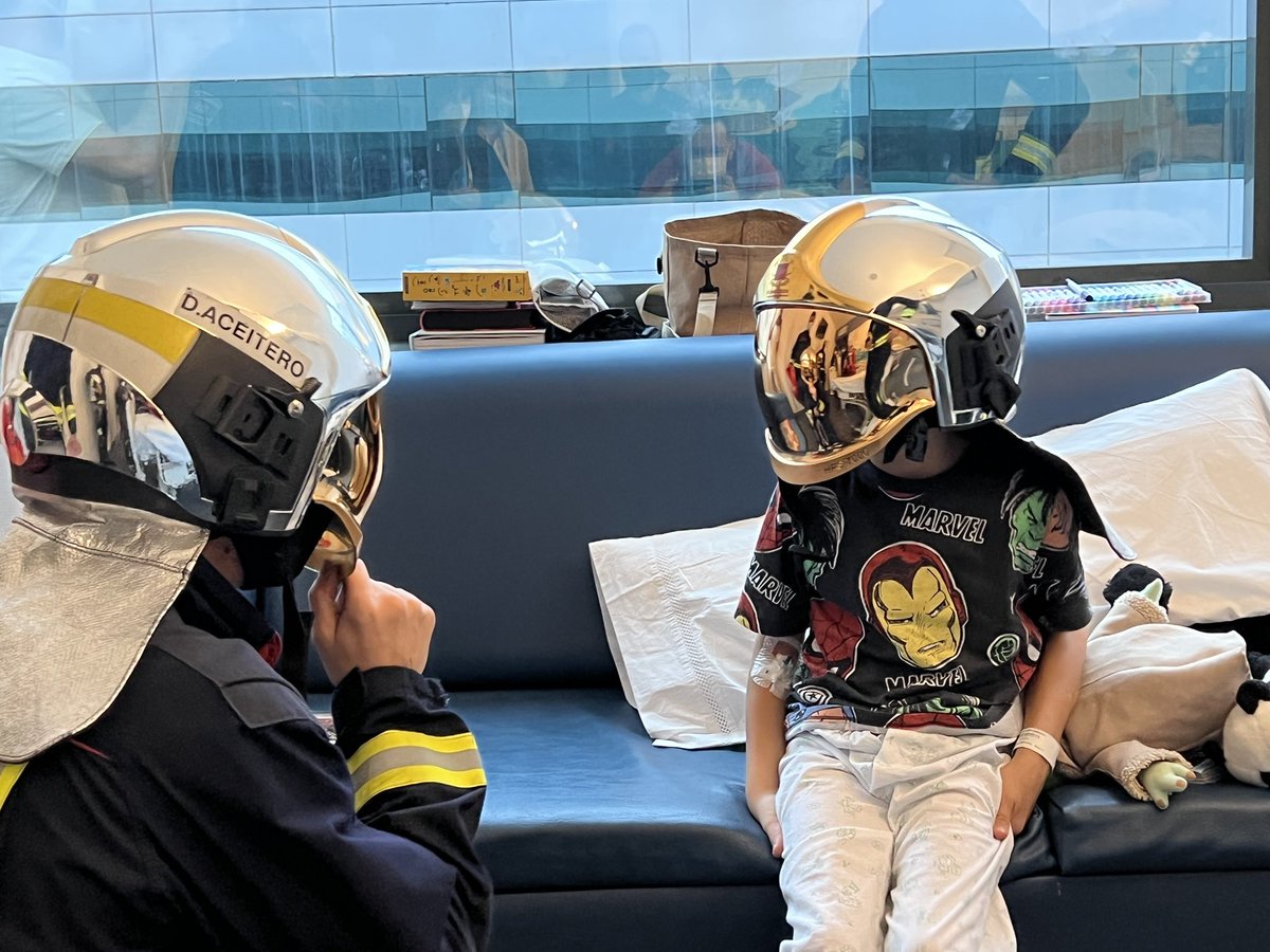 112cmadrid's tweet photo. 🚒 ¡Los #BomberosCM llegan al Hospital #PuertadeHierro!
🧑🏼🚒 Han pasado la mañana con los más pequeños compartiendo experiencias y sacándoles una sonrisa.
🤫 Un secreto: ¡han encontrado a los futuros miembros del Cuerpo!
#ASEM112 https://t.co/NE9h6SEpwr