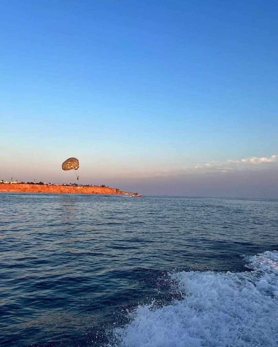MelvynLubega's tweet photo. #MutinyOnTheBounty When you charter a speedboat and crew to go parasailing, but then your mother ends up commandeering the boat from the captian😄😅
#LifeIsToBeLived #Happiness 
#WeAreLed
#Egypt #sharmelsheikh https://t.co/0te6Y9FgC2