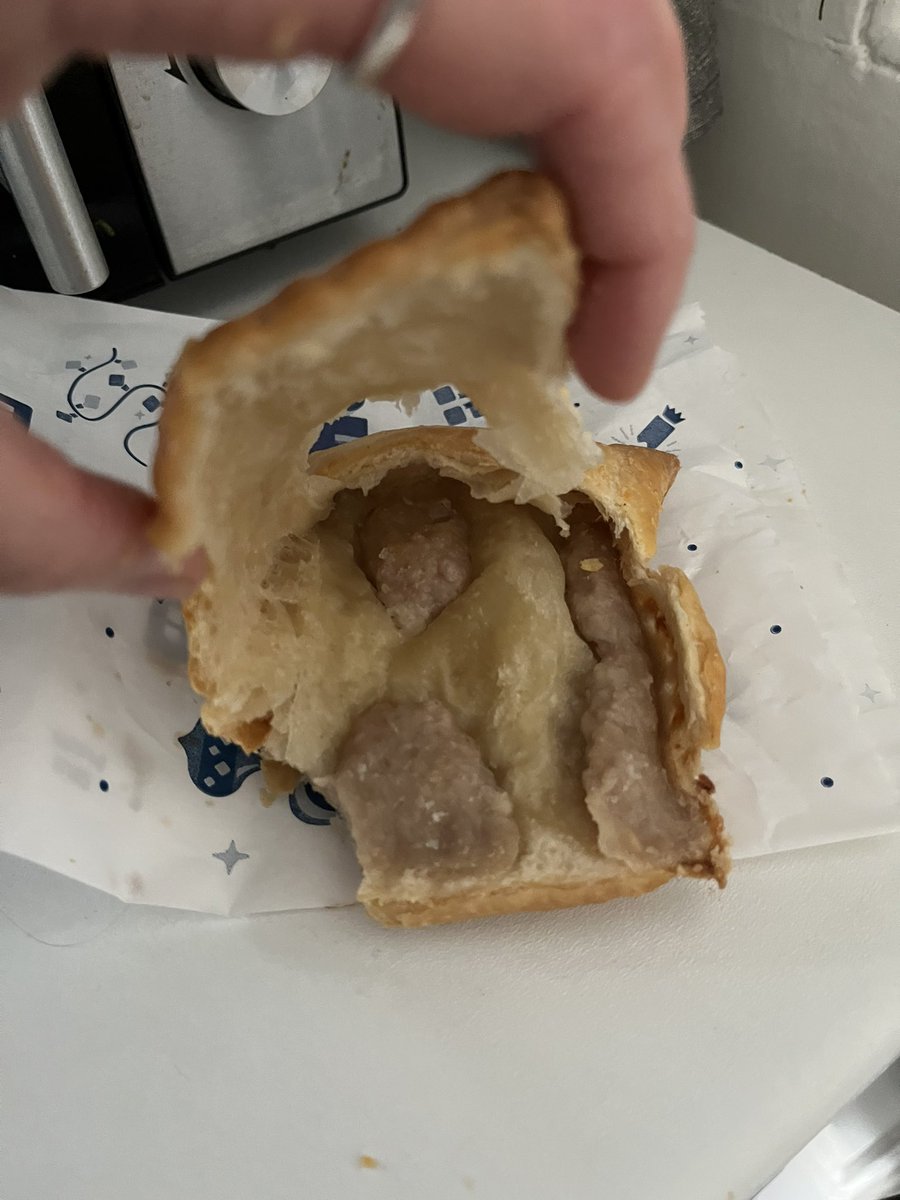 jasmichu's tweet photo. @GreggsOfficial can you please explain to me why there was no cheese or beans in my cheese, bean &amp; sausage melt? 😂 https://t.co/NJzAclaisK
