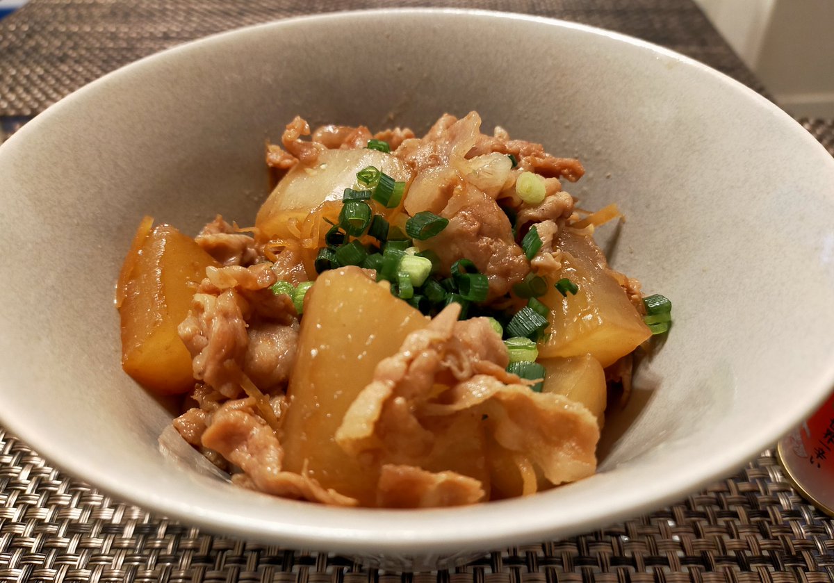 今日の晩酌 豚バラ大根 色々な残りとともに たぶんこれがちゃんと作るぬえごはん納め🍴 ぬえや、ぬえゼリヤ共々見てくださってありがとうございました。 また来年もよろしゅうにデス✨