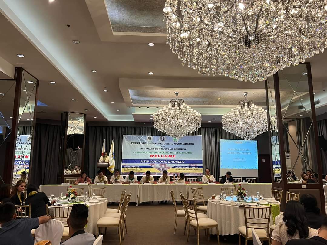 pscasucmain's tweet photo. 𝗗𝗲𝗰𝗲𝗺𝗯𝗲𝗿 𝟭𝟳, 𝟮𝟬𝟮𝟮 | The 𝐎𝐚𝐭𝐡 𝐓𝐚𝐤𝐢𝐧𝐠 𝐑𝐢𝐭𝐞𝐬 for the 𝐧𝐞𝐰 𝐂𝐮𝐬𝐭𝐨𝐦𝐬 𝐁𝐫𝐨𝐤𝐞𝐫𝐬 who passed the Customs Broker Licensure Examination 2022 was held in the Mandarin Plaza Hotel.

++ https://t.co/nqDe1bRM7S