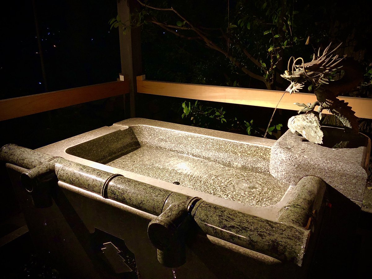 Teneki_shrine's tweet photo. 先日、手水舎の営繕が完了いたしました。
緑の入った石英は竹をイメージしております。
施工してくださった長田石材様、立派な手水をありがとうございます。
#神社仏閣  #手水 #天疫神社 https://t.co/Jo7tG1FHmZ