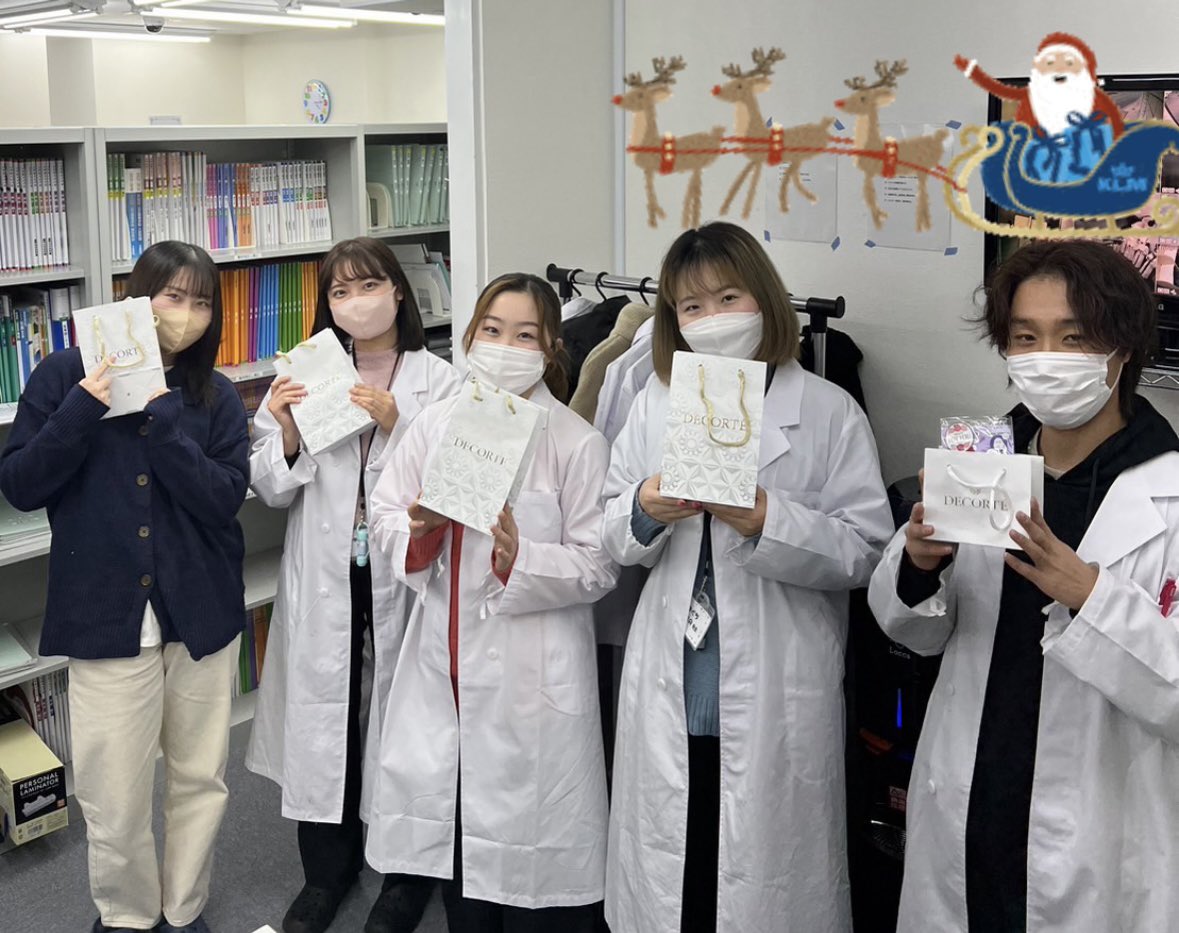 講師の皆さんへクリスマスプレゼントを🎁✨

いつもたくさん稼働してくれて本当にありがとうございます！

来年も楽しくハッピースマイルに頑張っていきましょう🎄

#塾講師 #萩原天神 #フリーシフト
#髪色自由　#ネイル自由 #女性が働きやすい