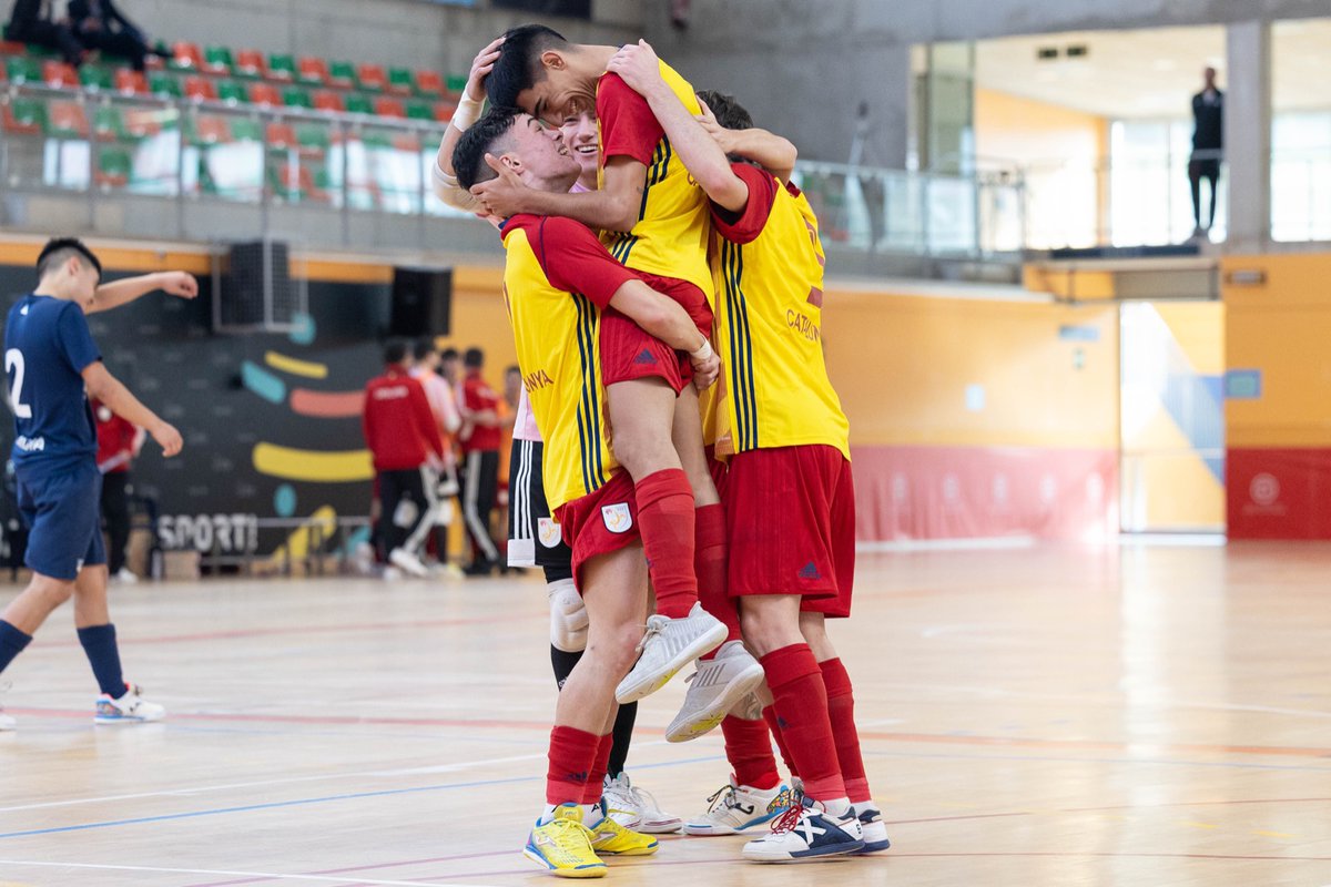 FCF_CAT's tweet photo. 40’ | 0 - 6 | FINAAAAL A TORREDEMBARRA!

⚽️ Catalunya guanya per 0⃣ a 6⃣ davant @futgal i es classifica per a la fase final del Campionat d'Espanya

🏆 Catalunya certifica el liderat del Grup A amb una contundent victòria

🟡🔴 Som-hi Catalunya ❗️

#CampionatsEspanyaFS https://t.co/KYEiFSNvCG