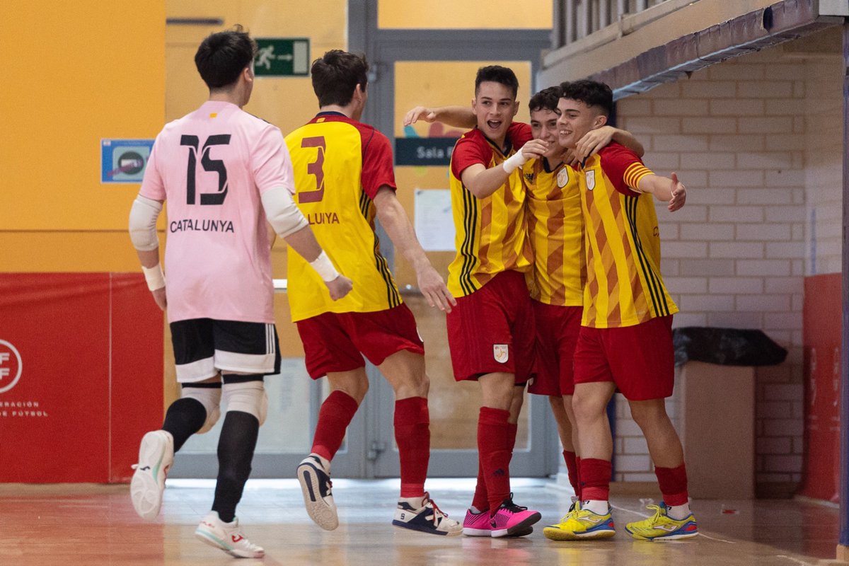 FCF_CAT's tweet photo. 40’ | 0 - 6 | FINAAAAL A TORREDEMBARRA!

⚽️ Catalunya guanya per 0⃣ a 6⃣ davant @futgal i es classifica per a la fase final del Campionat d'Espanya

🏆 Catalunya certifica el liderat del Grup A amb una contundent victòria

🟡🔴 Som-hi Catalunya ❗️

#CampionatsEspanyaFS https://t.co/KYEiFSNvCG