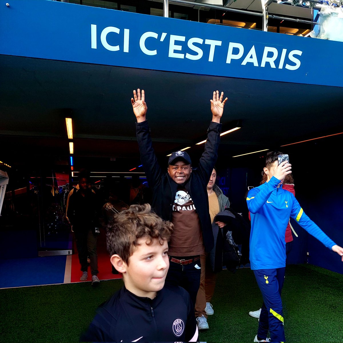 iChenko_SM's tweet photo. Ici C'est Paris @PSG_inside @PSG_English https://t.co/LUyfHdPW2s
