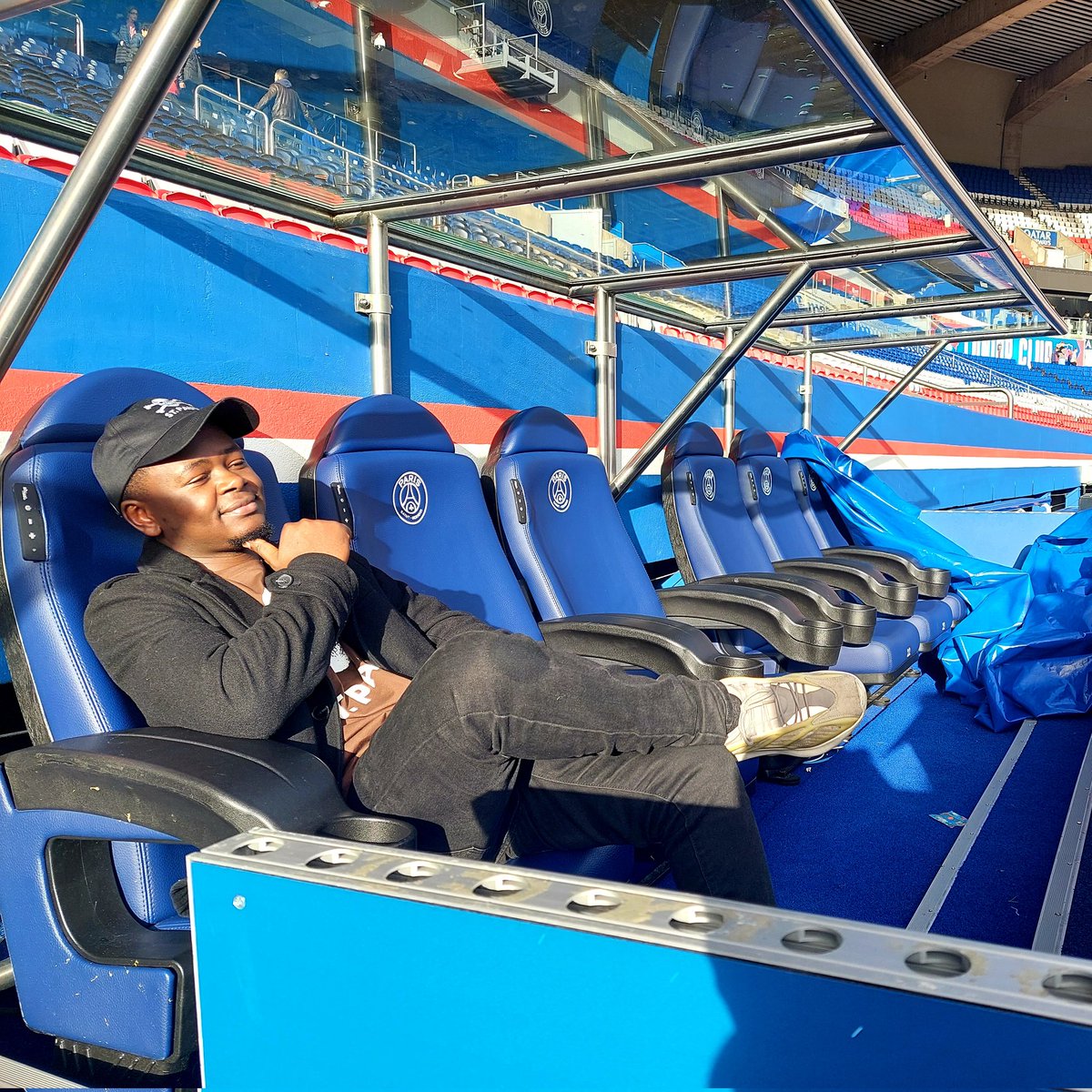 iChenko_SM's tweet photo. Ici C'est Paris @PSG_inside @PSG_English https://t.co/LUyfHdPW2s