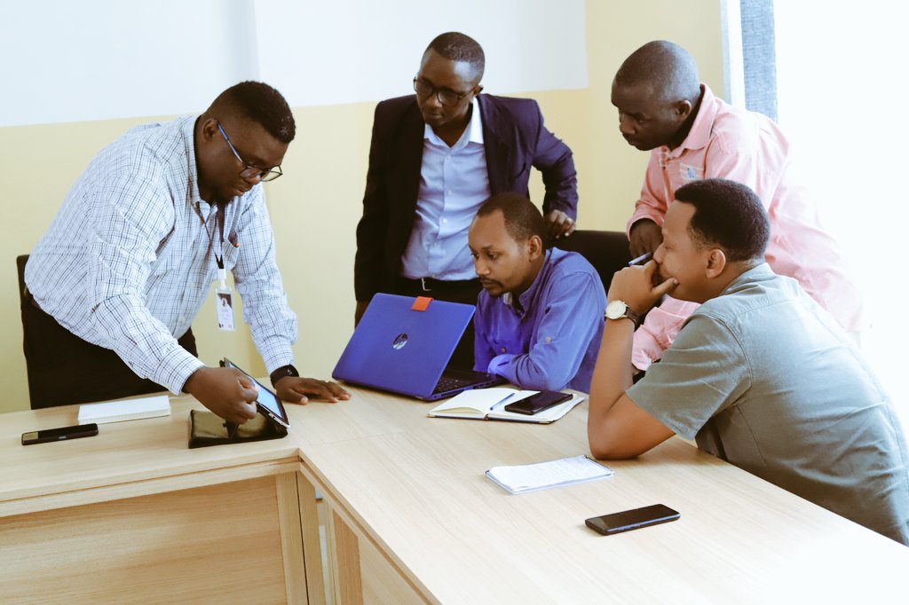shingiro15's tweet photo. Le @PAEEJ_Burundi à travers son service de coopération a rencontré à Gitega une équipe dirigée par le DG @AuxfinB pour une séance d'échanges sur des pistes de collaboration. 
Les discussions ont porté notamment sur l'utilisation des TICs dans l'agriculture. @NLinBurundi https://t.co/TsS1DA0tWk