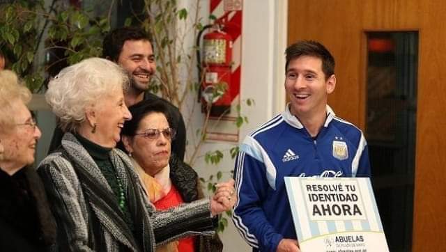 "Vamos a seguir hasta encontrarlos a todos", expresó Juan José Morales, nieto 132 que recuperó su identidad.

Una fotito del "vulgar" de Messi con las Abuelas.
Y ya que estamos en el contexto del festejo por el mundial.