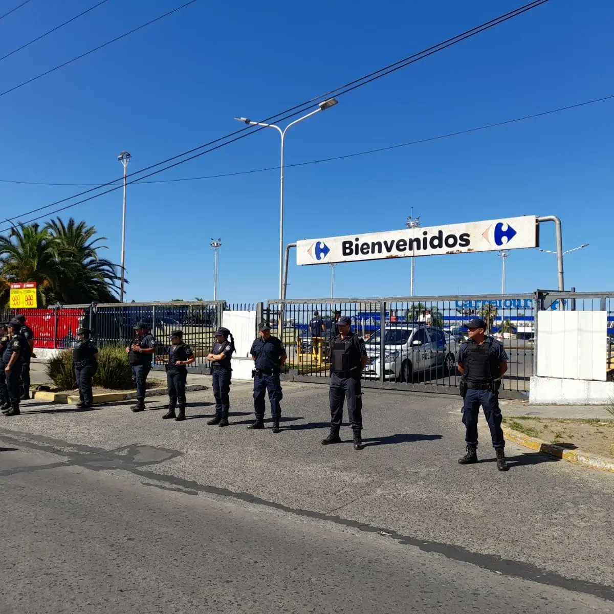 edu_eecheverria's tweet photo. Hoy 29 de diciembre 
Hoy 29 de diciembre nos estamos manifestando frente a municipios y supermercados a causa del constante retraso de alimentos y más en estás fechas por parte de desarrollo social.
Es una vergüenza ¡¡Basta de pobreza y hambre! 
@joha85g 
#eecheverría https://t.co/O9fFJ1nuy9