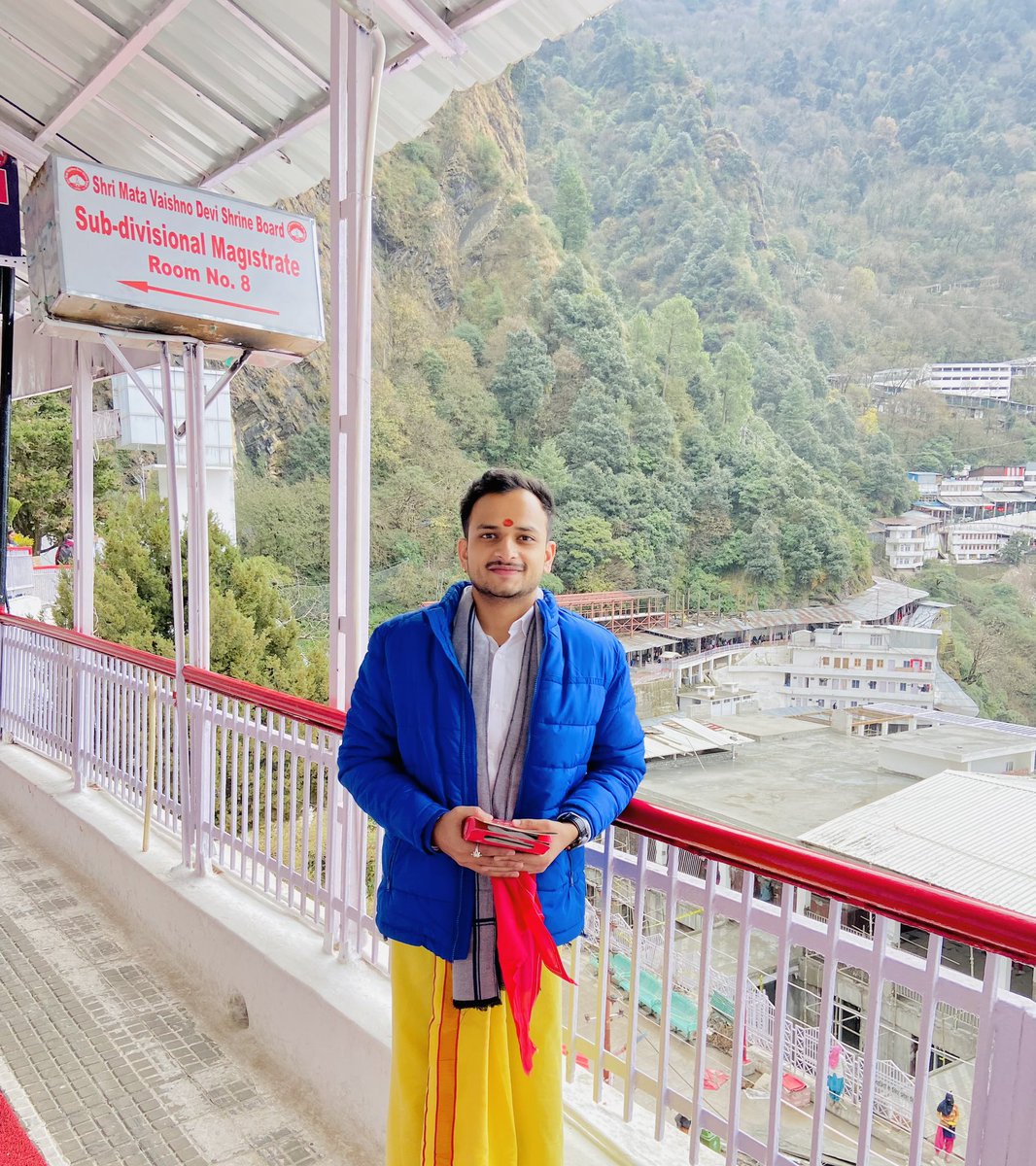 AdityaSdangi's tweet photo. जम्मू कश्मीर के कटरा स्थित श्री माता वैष्णो देवी जी के दर्शन-पूजन एवं प्रातः अटका आरती में सम्मिलित होने का सौभाग्य प्राप्त हुआ। इस दौरान श्राइन बोर्ड कटरा के एसडीएम श्री सुधीर बाली जी से भी मुलाक़ात हुई॥
जय माता दी🙏🏻 https://t.co/Wn2ZzNB4i4