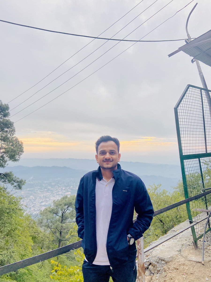 AdityaSdangi's tweet photo. जम्मू कश्मीर के कटरा स्थित श्री माता वैष्णो देवी जी के दर्शन-पूजन एवं प्रातः अटका आरती में सम्मिलित होने का सौभाग्य प्राप्त हुआ। इस दौरान श्राइन बोर्ड कटरा के एसडीएम श्री सुधीर बाली जी से भी मुलाक़ात हुई॥
जय माता दी🙏🏻 https://t.co/Wn2ZzNB4i4