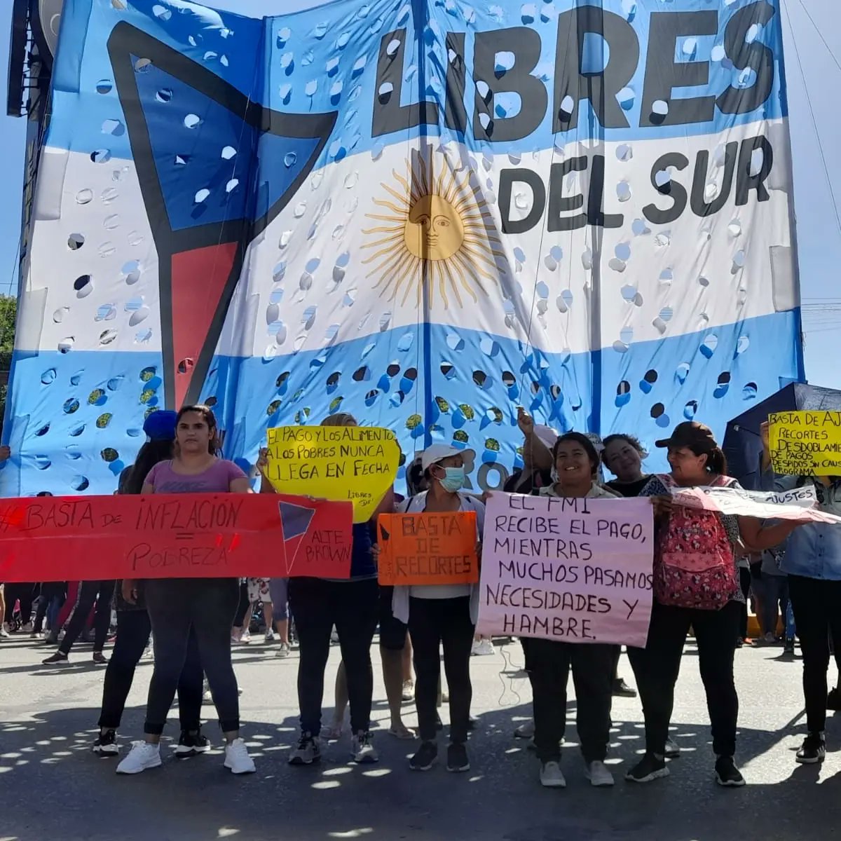 edu_eecheverria's tweet photo. Hoy 29 de diciembre 
Hoy 29 de diciembre nos estamos manifestando frente a municipios y supermercados a causa del constante retraso de alimentos y más en estás fechas por parte de desarrollo social.
Es una vergüenza ¡¡Basta de pobreza y hambre! 
@joha85g 
#eecheverría https://t.co/O9fFJ1nuy9