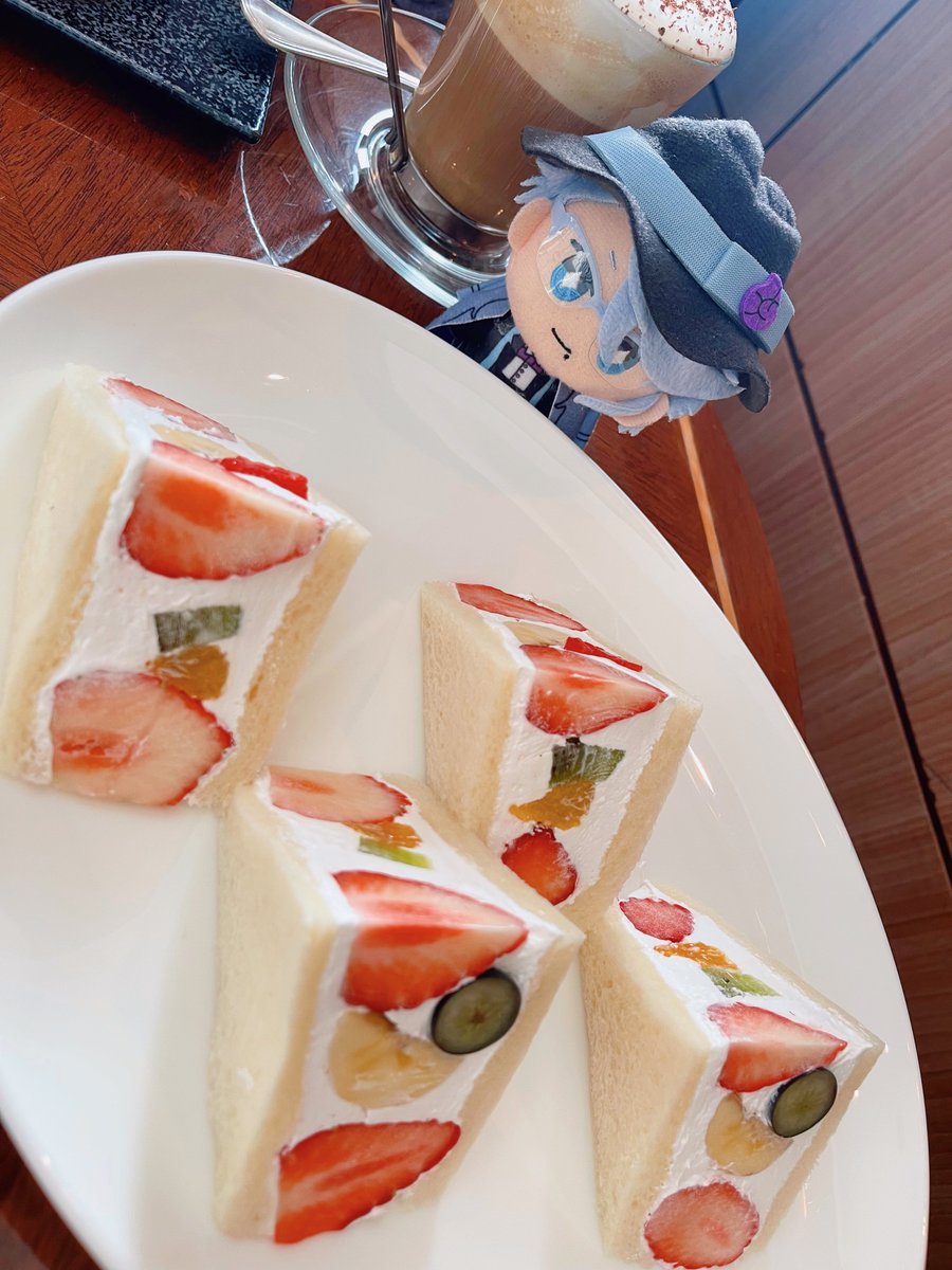 「楽しみだったパイのお店年末でお休みだったから美味しいフルーツサンド食べてきたアズ」|雛子のイラスト