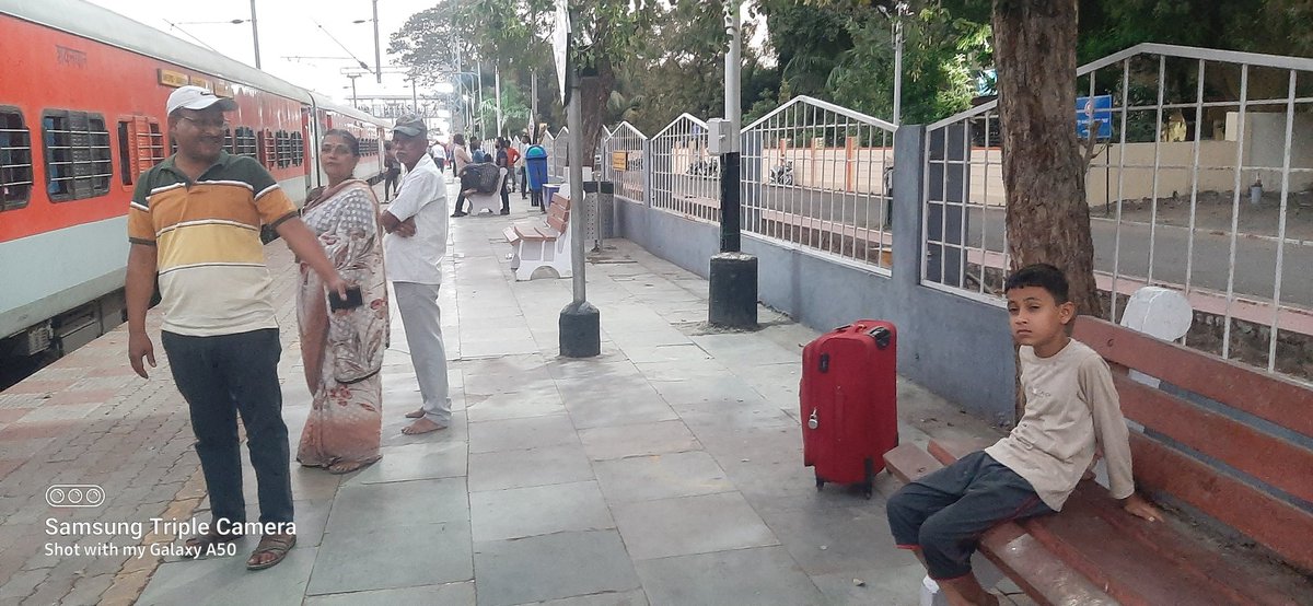 BjpSur's tweet photo. #drmubl 
Some Ashwin Kumar labeled red bag 🎒 forgotten at Bijapur station platform no 1 https://t.co/e1TTD2ZOzx