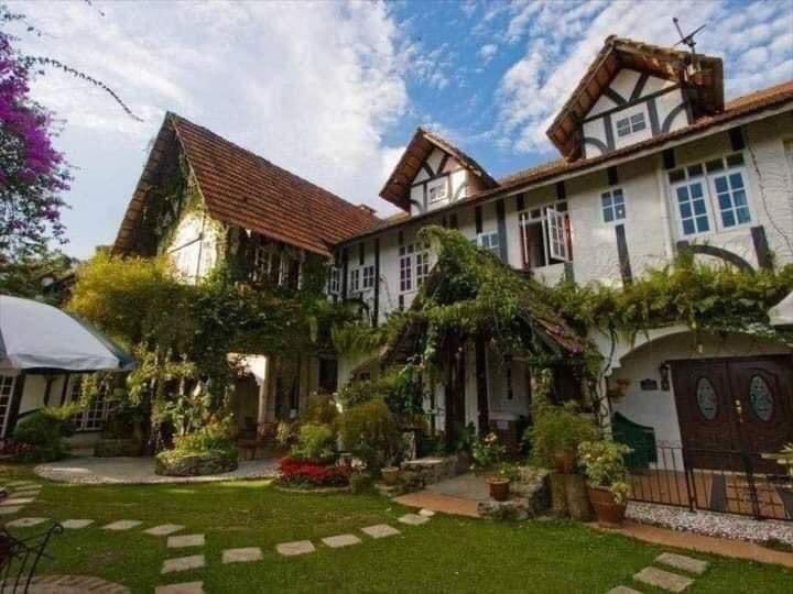 Kawan-kawan yang nak bercuti ke Cameron Highland tu boleh cuba staycation dekat sini. Serius bestt. Bilik serendah RM150++ jaa semalam. Asalnya chalet ni dulu sekolah, kemudian ianya diubah suai menjadi sebuah chalet dan penginapan yang cantik. So apa lagi?. On ke tak on guyss?.