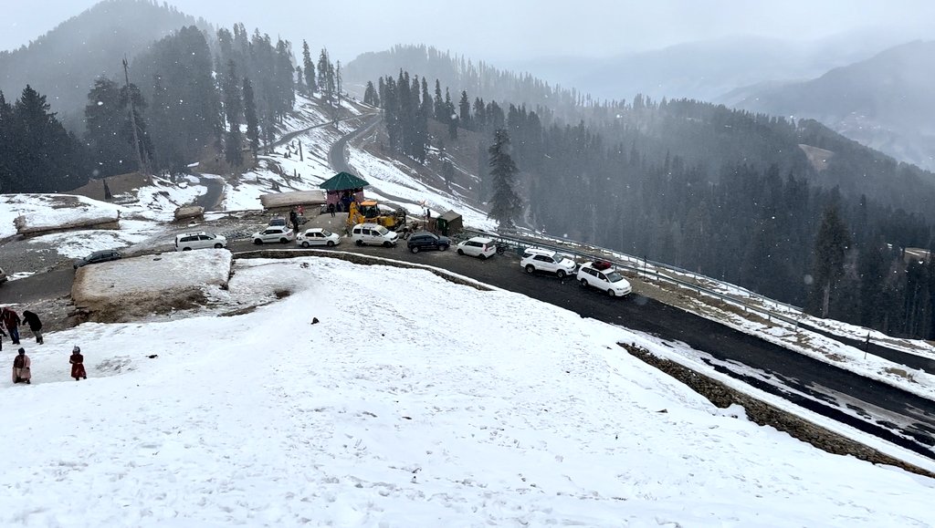 ghulamnazad's tweet photo. Great to see winter sports activity taking place in Bhadarwah. More youngsters should participate in these sort of events. Gives me both joy &amp; hope to see Bhaderwah coming up in such a way and taking up sports. Enjoy the snowfall. God Bless you all.! https://t.co/7XKToXbIDZ