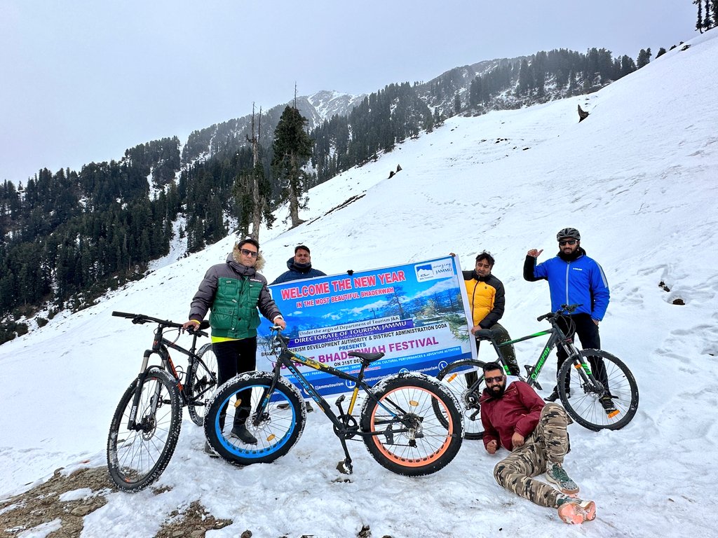 ghulamnazad's tweet photo. Great to see winter sports activity taking place in Bhadarwah. More youngsters should participate in these sort of events. Gives me both joy &amp; hope to see Bhaderwah coming up in such a way and taking up sports. Enjoy the snowfall. God Bless you all.! https://t.co/7XKToXbIDZ