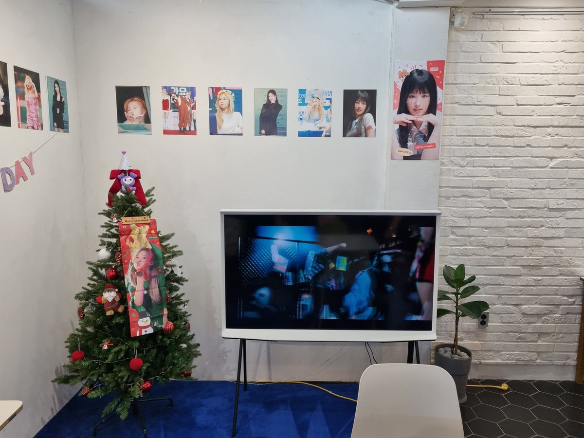 shinymoon97's tweet photo. 221229 상수역 옆 마이구디 생일카페에서...
사나를 기념하며 희망찬 새해를 생각합니다 (오픈 후 3번째로 도착!)

#사나가_있다는_것만으로도_정말_행운이라_느껴
@sanacottoncandy

@MinatozakiJp29 https://t.co/ShHGd49hd8
