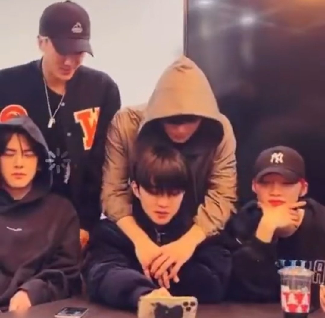 2년 동안 좋아하는 마음 숨기다가 결국 어제 못참고 멱살 끌어서 키스한 애랑 키스 당한 애 같다
근데 이제 위에 있는 애가 당한 애임....

키스 당한 사람은 당연히 사귀는 줄 앎
먼저 한 사람만 아 개망했다 생각하는 중임