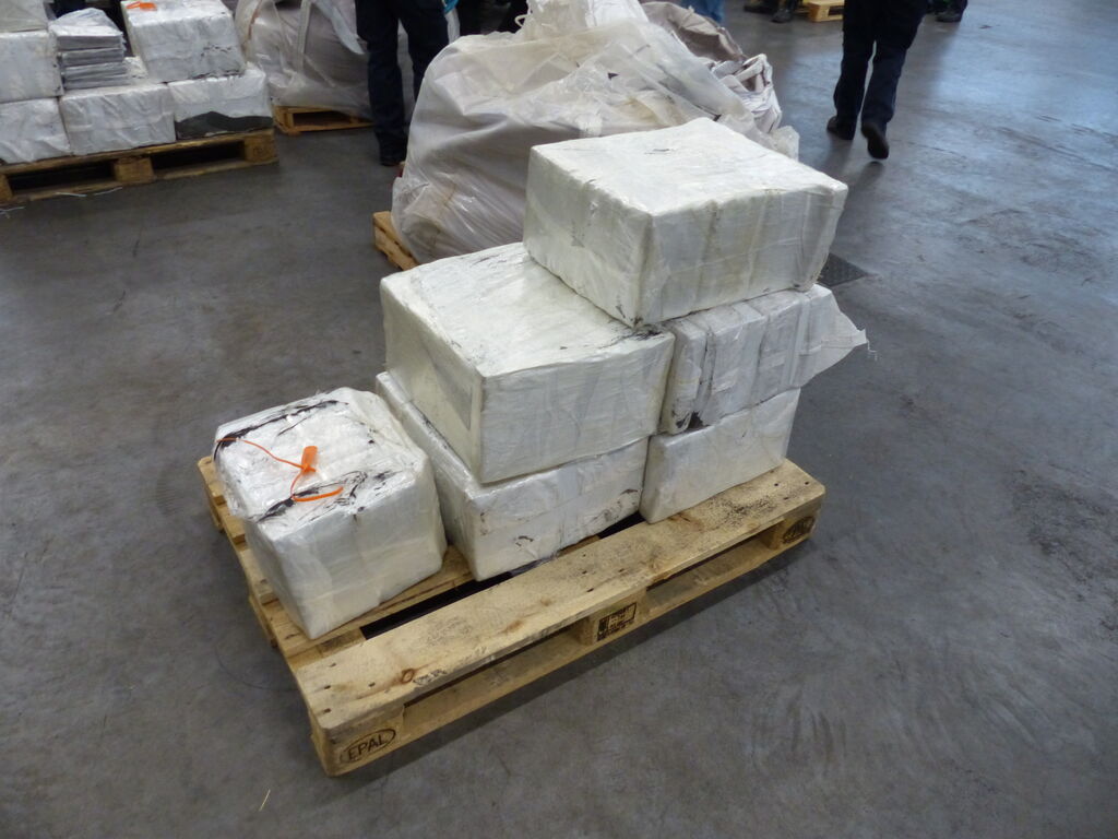 ~3,5 Tonnen #Kokain hat der #Zoll im @PortofHamburg in 2 Aufgriffen sichergestellt. Die Drogen waren in Containern mit Thunfischkonserven & Metallgranulat versteckt.
Unterstützung durch @bpol_kueste & @PolizeiHamburg. 

presseportal.de/blaulicht/pm/5…

#ZFAhamburg #HZAhamburg #HZAitzehoe