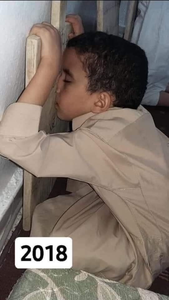 kr_abdo's tweet photo. الطالب طه كندي
مواليد 2012 من مدينة زليتن
انتشرت صورته هـذه في عام 2018 بعدما التحق بالزاوية الأسمرية لحفظ كتاب الله
وبعد تعب وعناء في ذلك اليوم غلبه النوم وهو محتضن لوحَهُ 
وفي يوم 25.12.2022ختم القرآن الكريم كاملاَ القلم الأول
وهو بعمر 10 سنـوات 
هنيئاً له ولوالديه https://t.co/SJpehX0Mi7