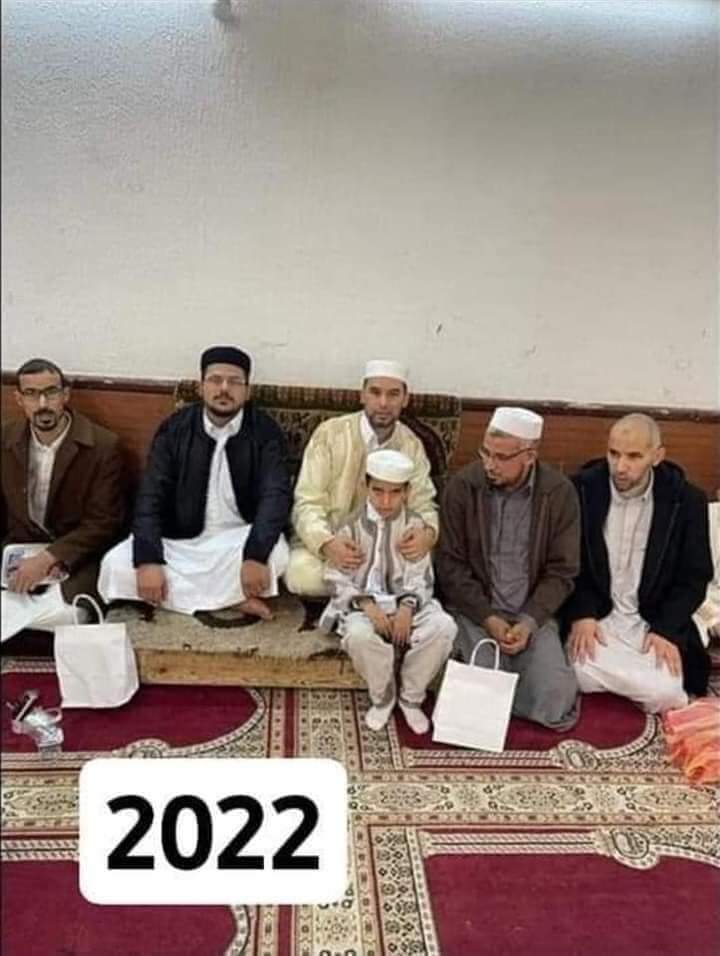 kr_abdo's tweet photo. الطالب طه كندي
مواليد 2012 من مدينة زليتن
انتشرت صورته هـذه في عام 2018 بعدما التحق بالزاوية الأسمرية لحفظ كتاب الله
وبعد تعب وعناء في ذلك اليوم غلبه النوم وهو محتضن لوحَهُ 
وفي يوم 25.12.2022ختم القرآن الكريم كاملاَ القلم الأول
وهو بعمر 10 سنـوات 
هنيئاً له ولوالديه https://t.co/SJpehX0Mi7