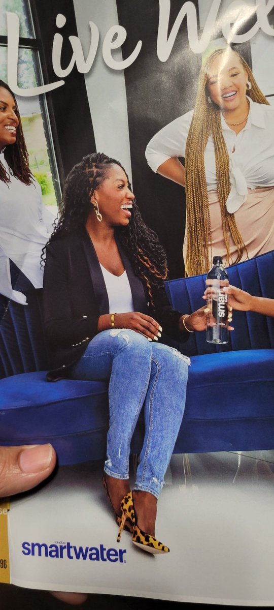 LeandraRoche's tweet photo. When you Pick up your @Essence  and See your mentor @SeekWisdomPCW  living her authenticity.  This is her 
Real smile y'all  
#smartwater
#livewellchallenge https://t.co/Hk6YU3XgiJ