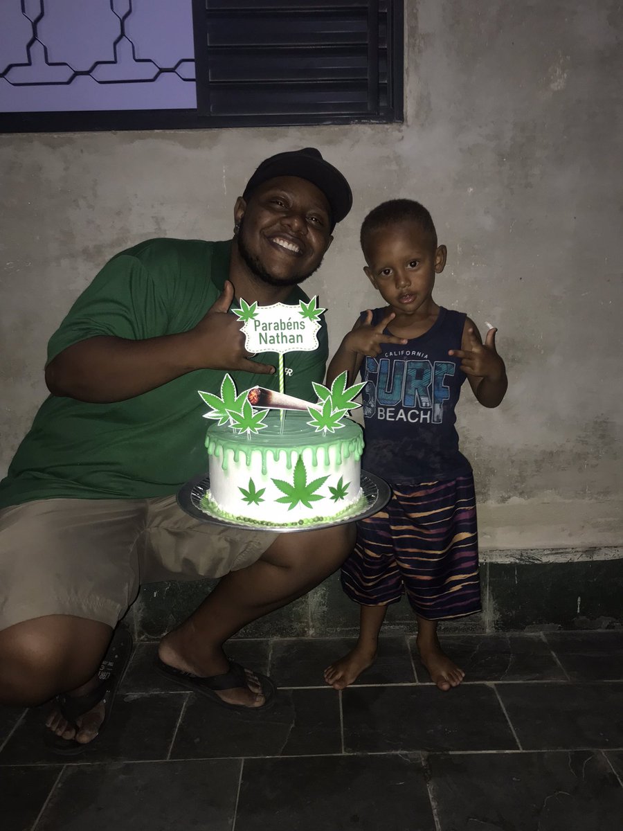 PretaCatatal's tweet photo. Cara!! Eu não tenho palavra pra essa foto✅🍀  #pretinho  #Pretos https://t.co/zuEfaKI4JG
