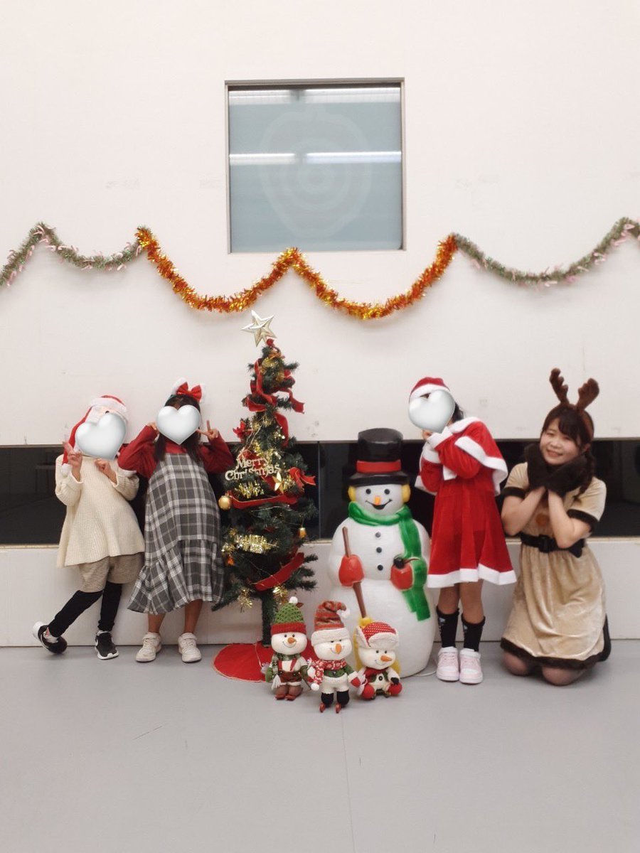 t2ddd's tweet photo. 過ぎちゃったけど、今年もクリスマスレッスンをしました🎅🎄
まだ出会って数ヶ月だけど、キッズの日々の成長にもっとがんばらなきゃ！と奮い立たされて、一生懸命お話ししてくれる姿に毎週癒されてます☺️来年も一緒にがんばろうね✨！！ https://t.co/XG9wVW6sfu