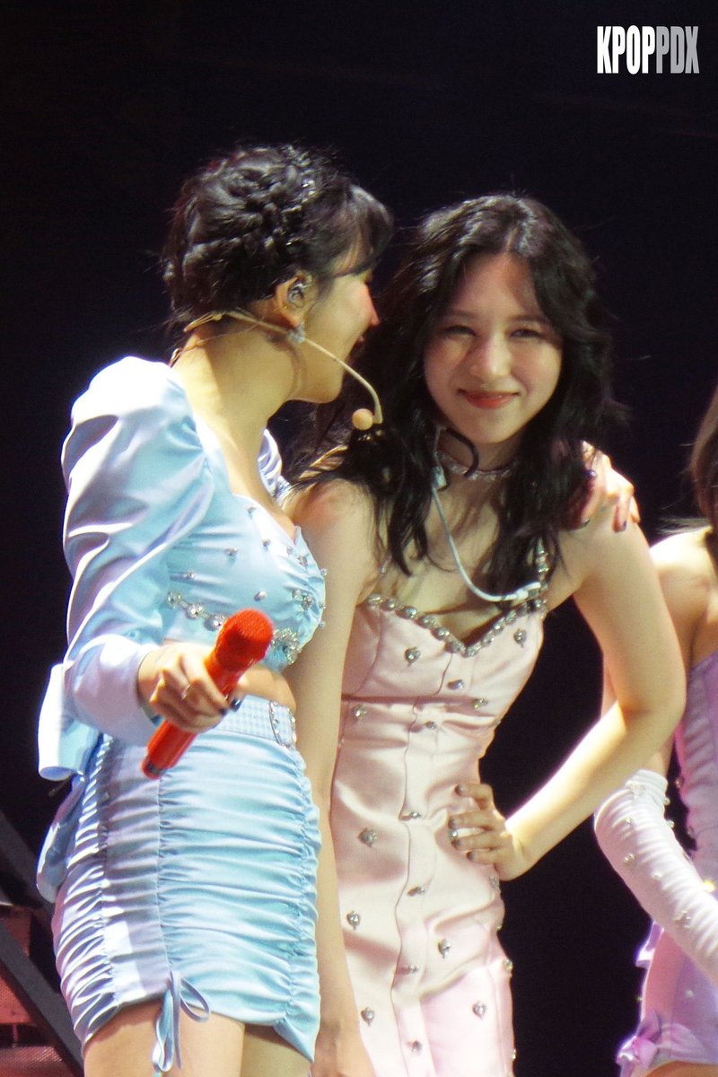 chaeyo_my54's tweet photo. あたし、チェヨンちゃんがミナちゃんの肩にガッツリ手置いてるの大好きなんですよね…🥹 https://t.co/JmdUVCjrKA