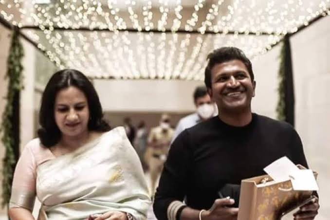 RevaInsider's tweet photo. Late Dr. Puneet Rajkumar sir has been awarded REVA LIFE TIME ACHIEVEMENT AWARD. @Ashwini_PRK will be receiving this award on REVA FOUNDERS DAY https://t.co/72cboWt3PB