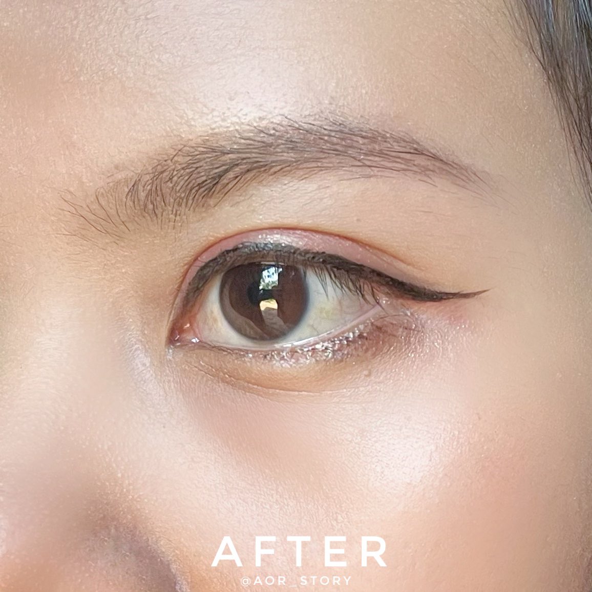 MoEyez ของใหม่มาอีกแล้ว ตัวอายไลน์เนอร์หัวแหลมเขียนง่ายมาก สีดำสนิท หัวไม่อ่อนเกินทำให้ลากเส้นง่าย ส่วนดินสอเขียนคิ้วอ้อใช้อยู่ เนื้อบางเบาเราสามารถเพิ่มความเข้มได้ แต่อ้อชอบคิ้วอ่อนๆฟุ้งๆ เขียนแบบไม่ต้องออกแรงมาก มีสองสี สีน้ำตาลธรรมชาติ แถมมีดกันคิ้วมาให้ด้วย คือเป็นเริ่ด