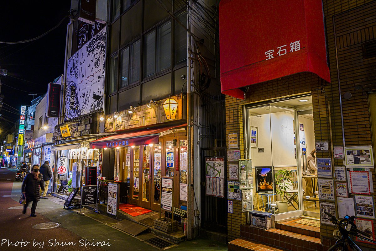 「真間川四季展in宝石箱」セッティングは半分完了!笑
続きは明日頑張ります!

店頭に額装したA3ノビサイズの「暮れゆく石段と大門通り」を仮展示しました✨
夜もライトで照らしてるので通りがかったらぜひ見てってください♪

#市川ファン #ICHIKAWAPortraitCity #市川市 #市川 #千葉 #千葉県 #本八幡