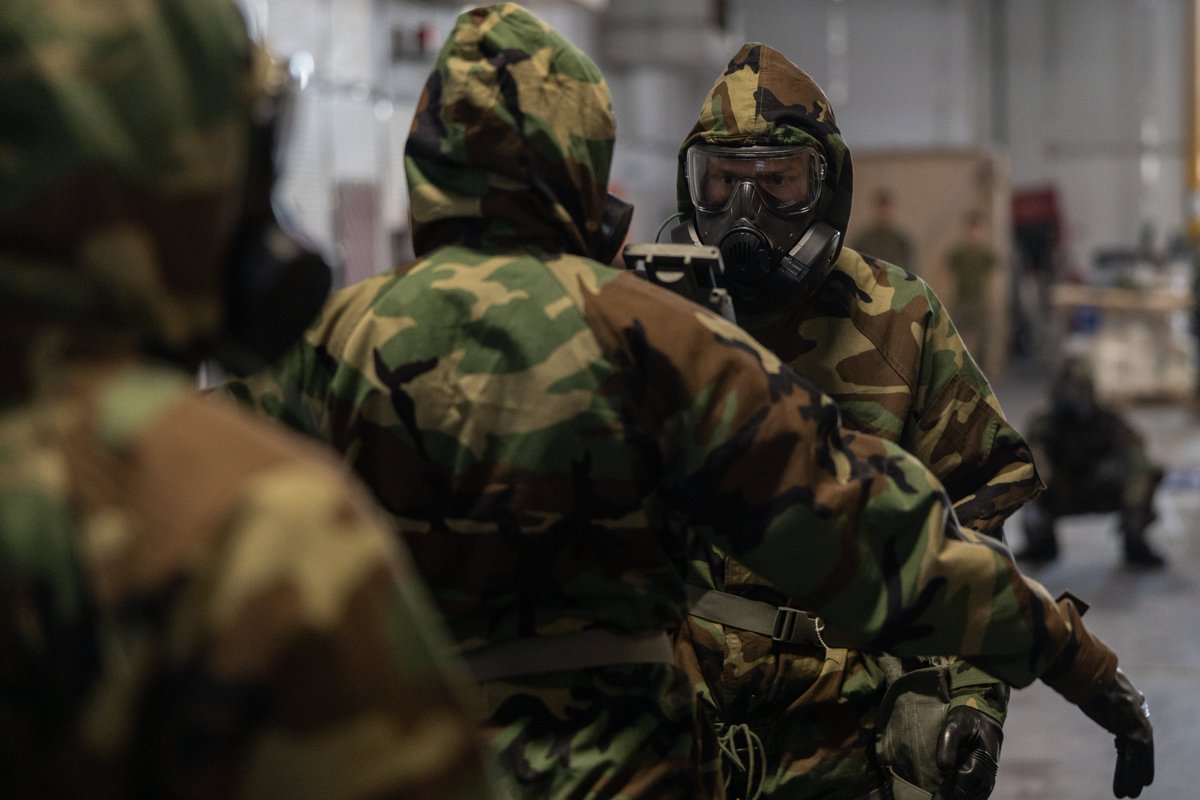 #Marines w/ @iimefmarines conduct a simulated decontamination class aboard the T-EPF 5. Marines aboard the T-EPF 5 refined #capabilities to rapidly deploy forces aboard #USNavy vessels.

(#USMC photos by Sgt. Scott Jenkins)
#EveryDomain #EveryClime #BlueGreenTeam #AlwaysReady