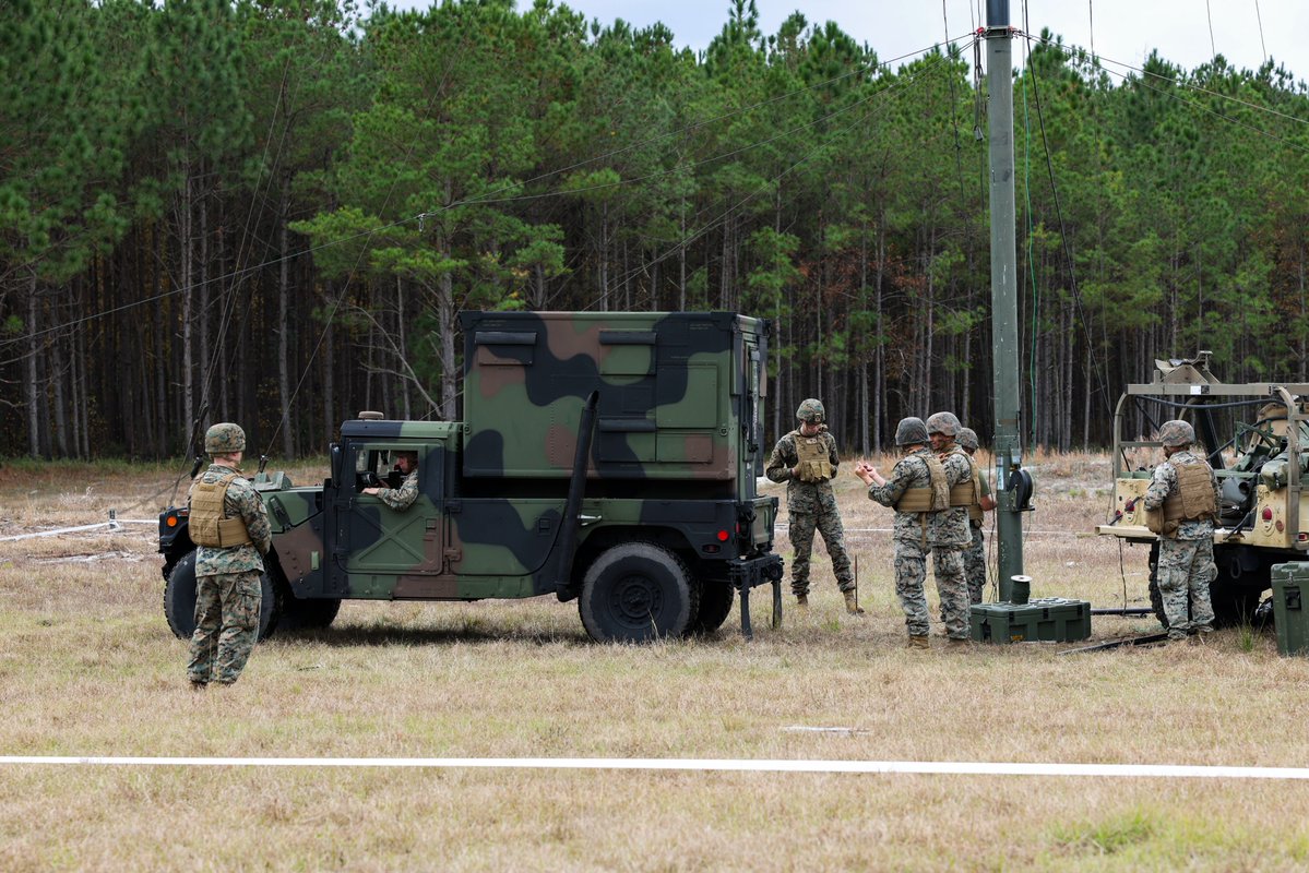 #Marines w/ @iimigofficial establish a command & control center during an MRX in N.C. Marines conducted an MRX to demonstrate its #capability to support MEF-level exercises.

(#USMC photos by Cpl. Henry Rodriguez)
#WeHaveTheWatch #HomelandDefense #EveryDomain #USMCInnovation