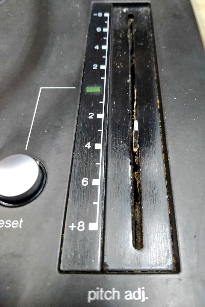 hagepoliceman's tweet photo. 【整備記録】
SL1200mk3Dのピッチコントローラー分解清掃組み付け。
海外サイトからしか入手出来ないので、調子の悪くなった部品は可能な限り修理するしかないのである。
今回は回路の傷なかったのでパーツを台所洗剤で洗って組み付け。
#修理 #techics #sl1200 https://t.co/hPcne5tqti