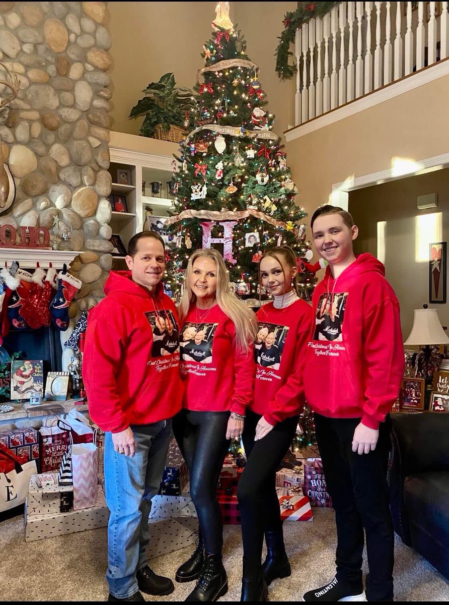 savannahmaybra's tweet photo. Valeu natalina! 🎄🎁

Registros de Savannah Lee May junto da sua família comemorando o natal desse ano. ♥️ https://t.co/0JUBF4FonT