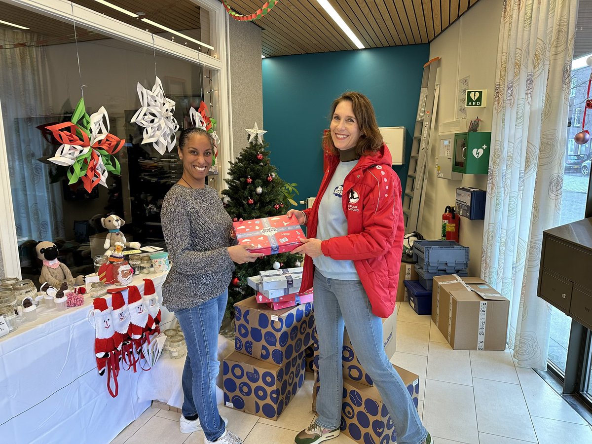 Meteen na afloop van het geslaagde Bollebozen Bol.com event - vanochtend bij ons op de club - de overgebleven winter-pret-pakketten overhandigd aan de Marius Meijboom op IJburg cordaan.nl/locatie/de-mar…