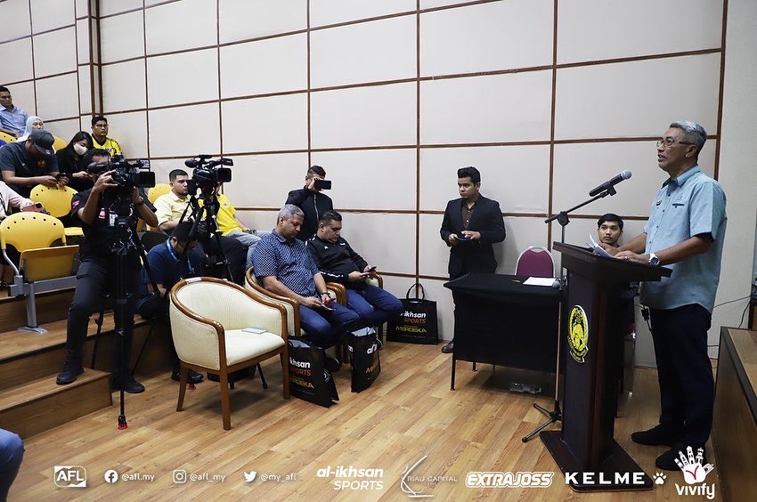 MY_AFL's tweet photo. Majlis Menandatangani Perjanjian Penajaan Amateur Football League

AFL x AL-IKHSAN | AFL x VIVIFY

Baca penuh di 👉🏻https://t.co/do8Qi7Fip5

#AFLxAlikhsansports #AFLxVivify https://t.co/XC7yH30DNx