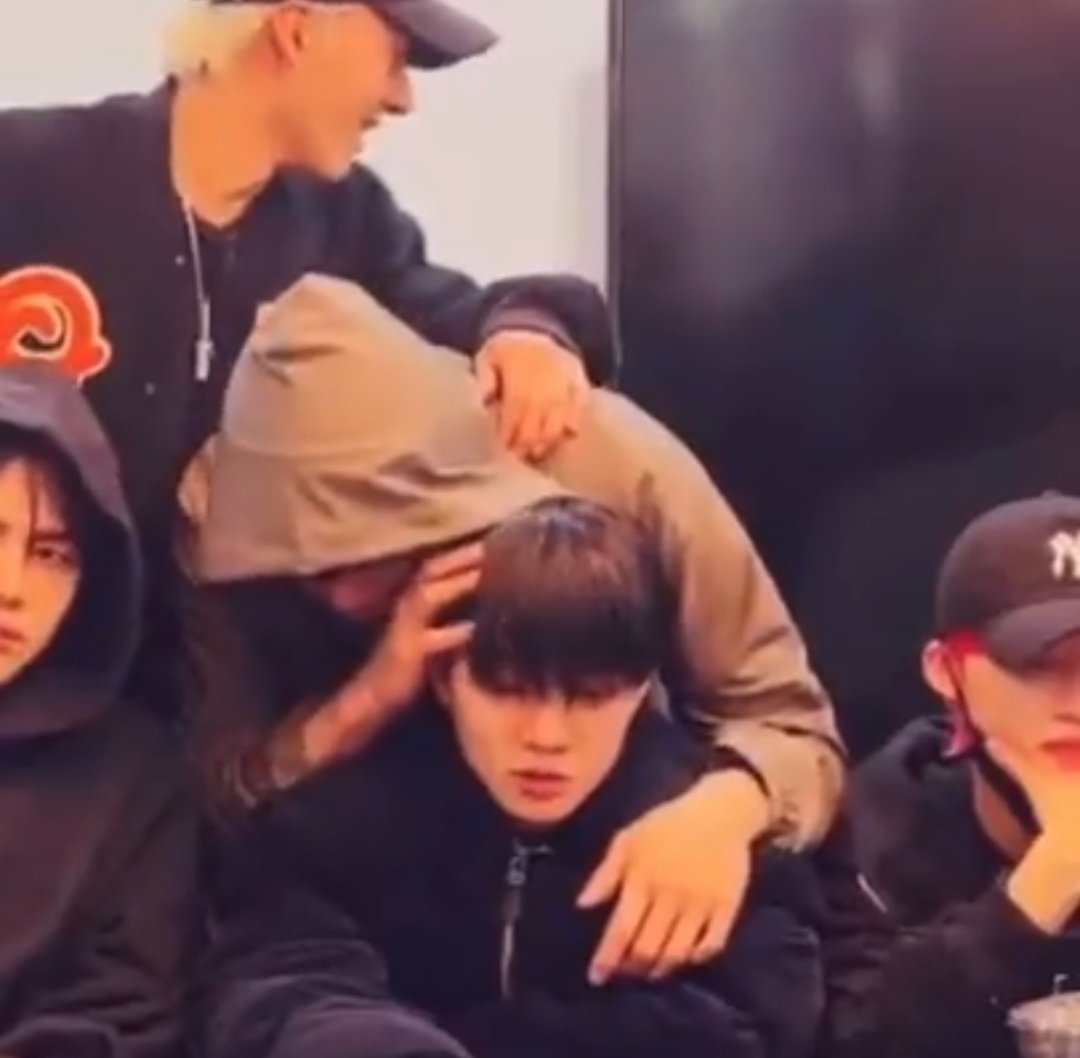 사내연애 죽어도 안하려고 몇년째 밀어내는 쿠랑 됐고 사귀고 생각해 하는 쥬 같음