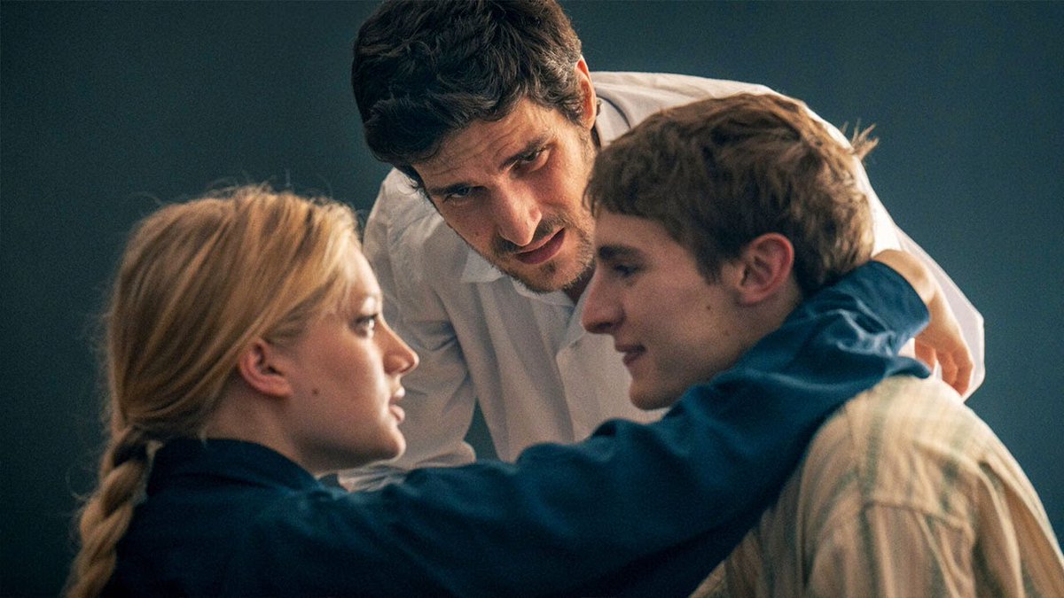 giacomond's tweet photo. Se fosse un regista uomo/non attore, se fosse coreana, se avesse inventato, che so, un Dogma 22... se fosse Jane Campion... la Bruni Tedeschi sarebbe considerata una delle/dei registe/i più talentuose/i del mondo, con il suo favoloso #ForeverYoung (ah, se avesse un bel titolo!) https://t.co/mQVTRvuAae